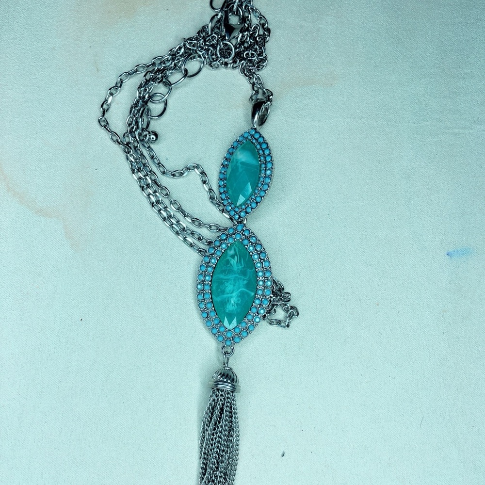 4058. Silvertone Emerald Green Tassel Pendant Necklace